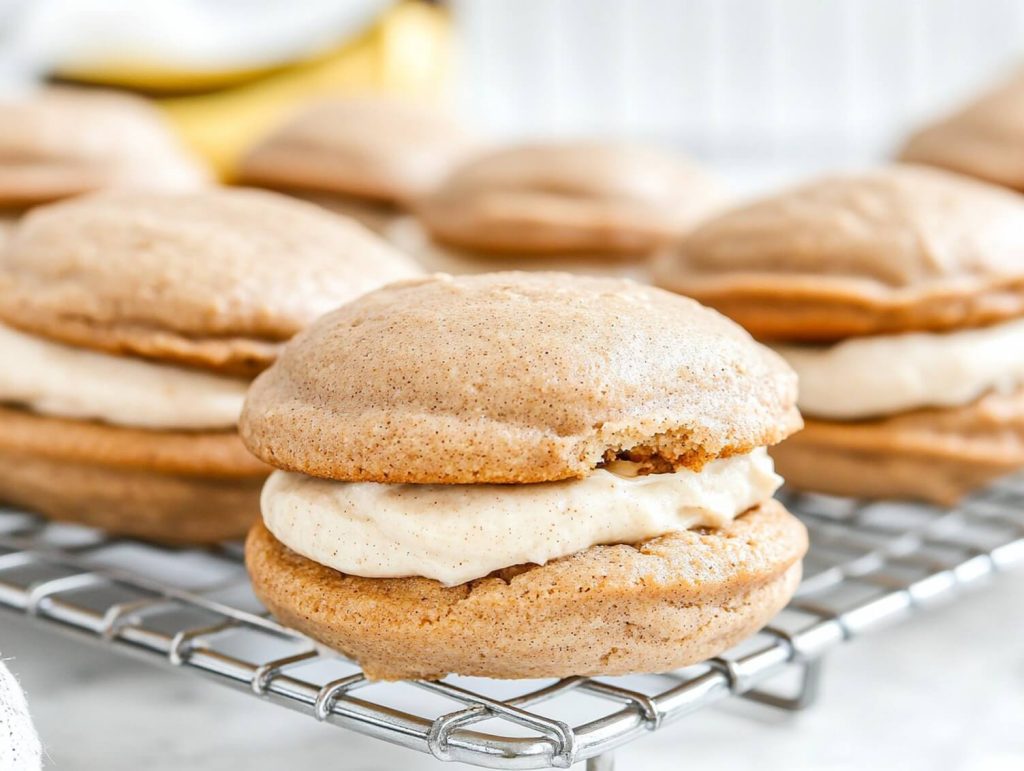 Banana Whoopie pies with Cinnamon Cream cheese