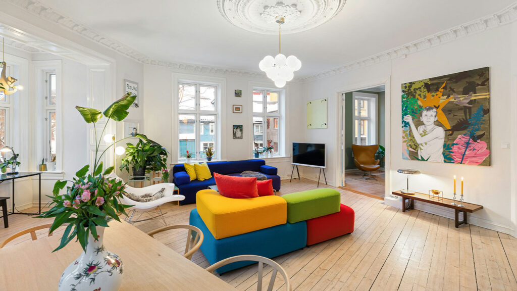 A living room filled with furniture and lots of windows