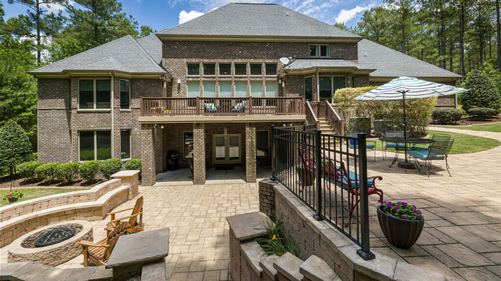Villa with Fire Pit in Yard