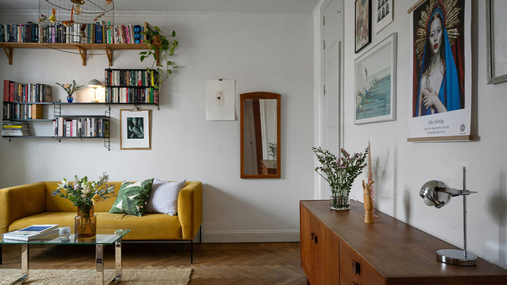 A living room filled with furniture and bookshelves