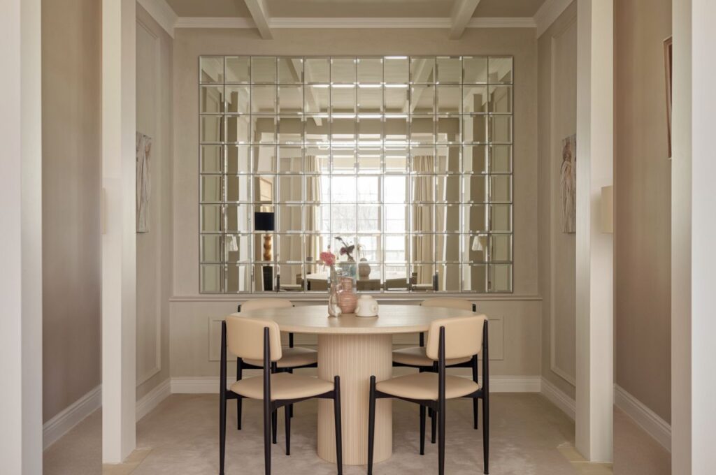 Using mirror in dining space to make it spacious