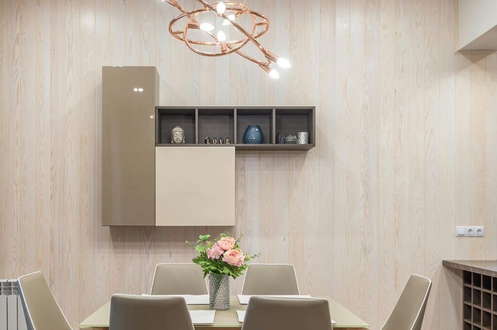 Vertical shelfing in dining area