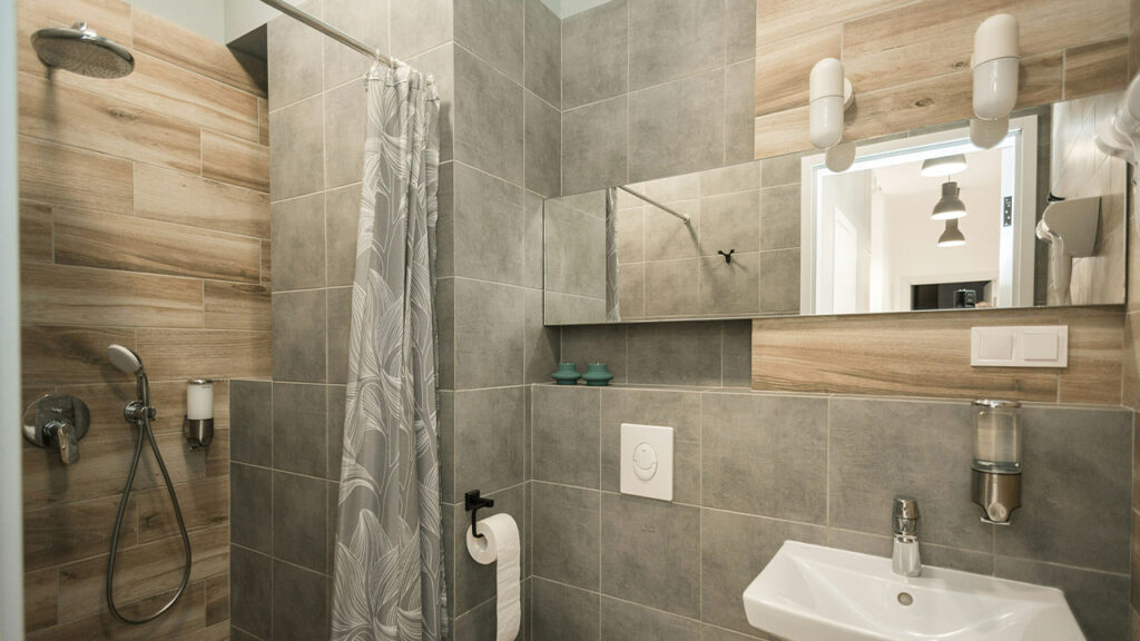 Bathroom with neutraltones