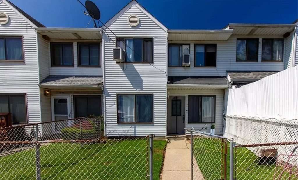 Charming 2-Bedroom Townhouse in Staten Island