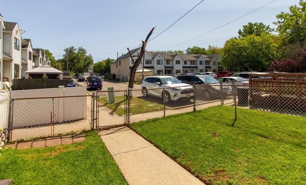 Charming 2-Bedroom Townhouse in Staten Island