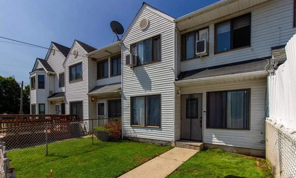 Charming 2-Bedroom Townhouse in Staten Island