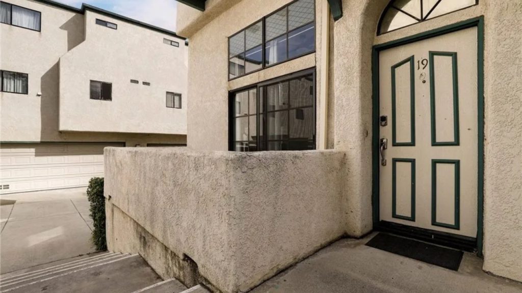 Contemporary Townhome with Private Entry