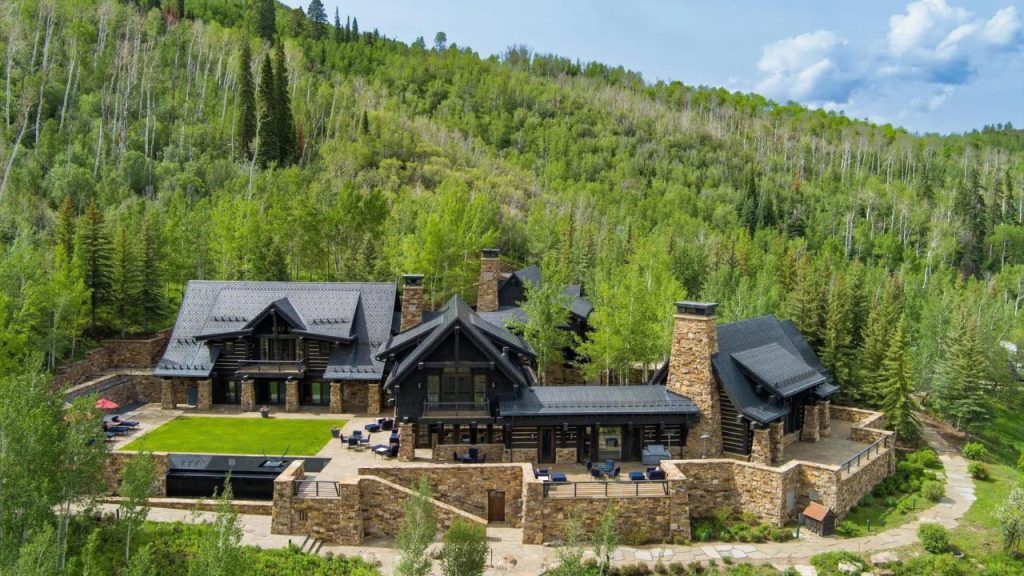 Luxury Mountain Retreat with Rustic Elegance