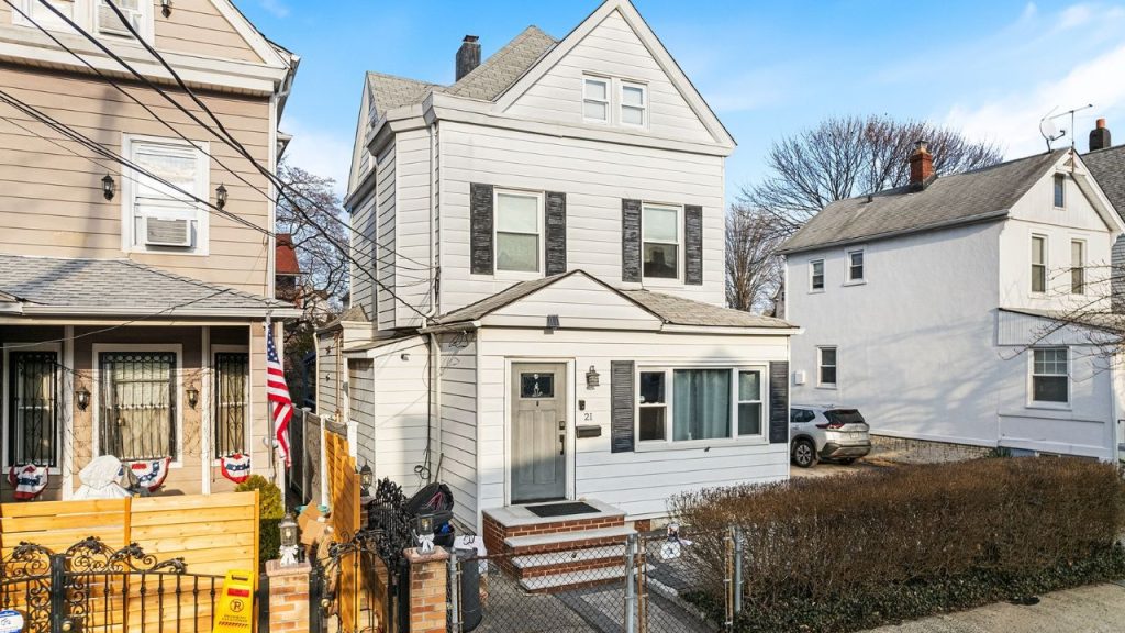 Charming Colonial Exterior Design