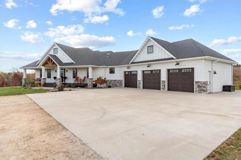 Charming Modern Farmhouse with Rustic Elegance