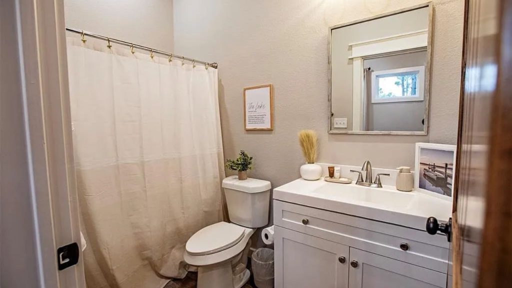 Chic & Comfortable Bathroom Space