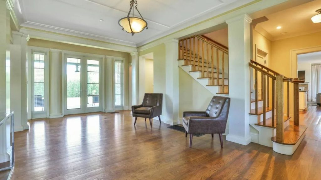 Sophisticated and Welcoming Entryway