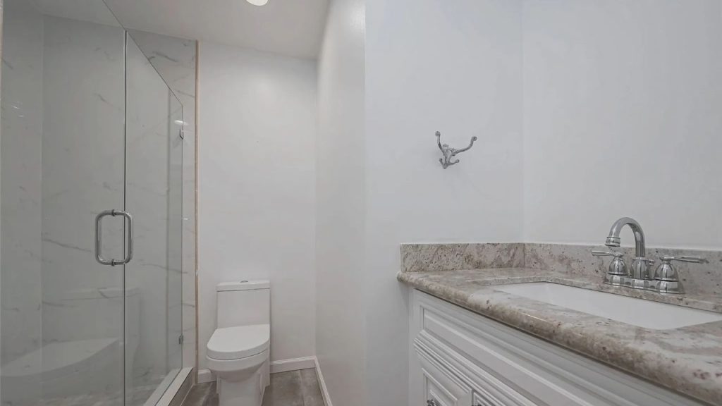 Modern Bathroom with Luxurious Finishes