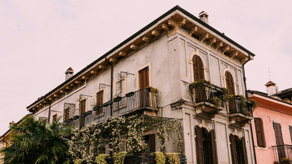 gray concrete building