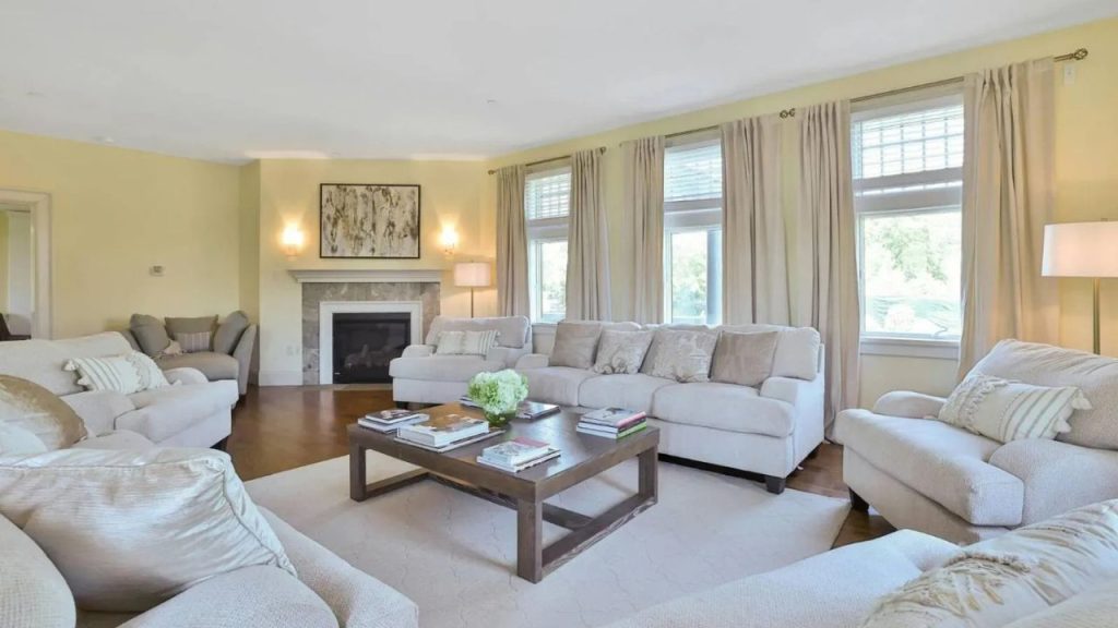 Elegant and Inviting Living Space