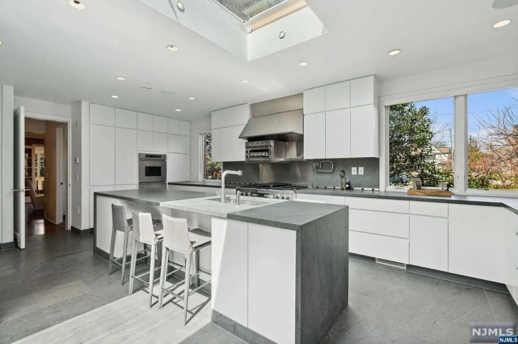 Sleek Chef's Kitchen