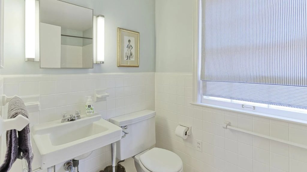 Bright and Minimalist Vintage Bathroom
