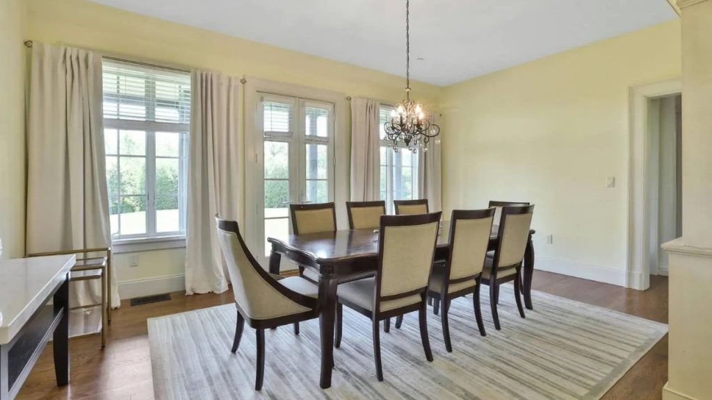 Stylish and Welcoming Dining Area