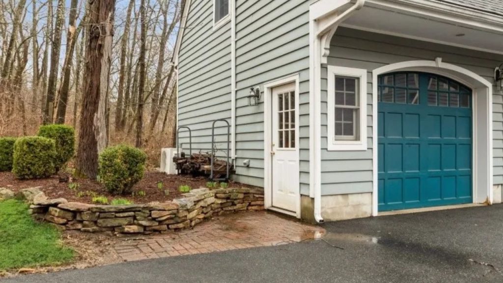 Stylish Garage Entry