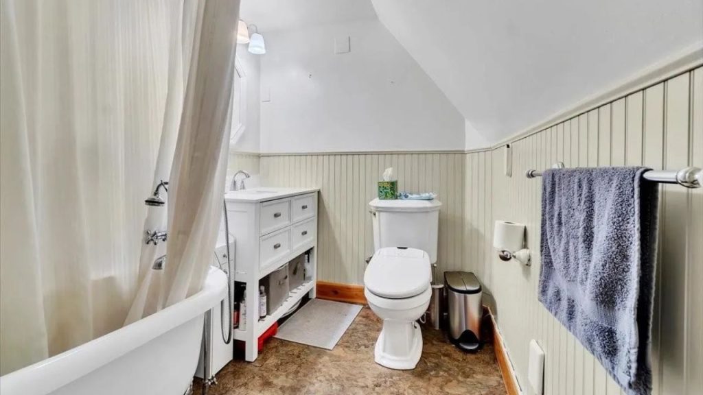 Charming Vintage-Inspired Bathroom