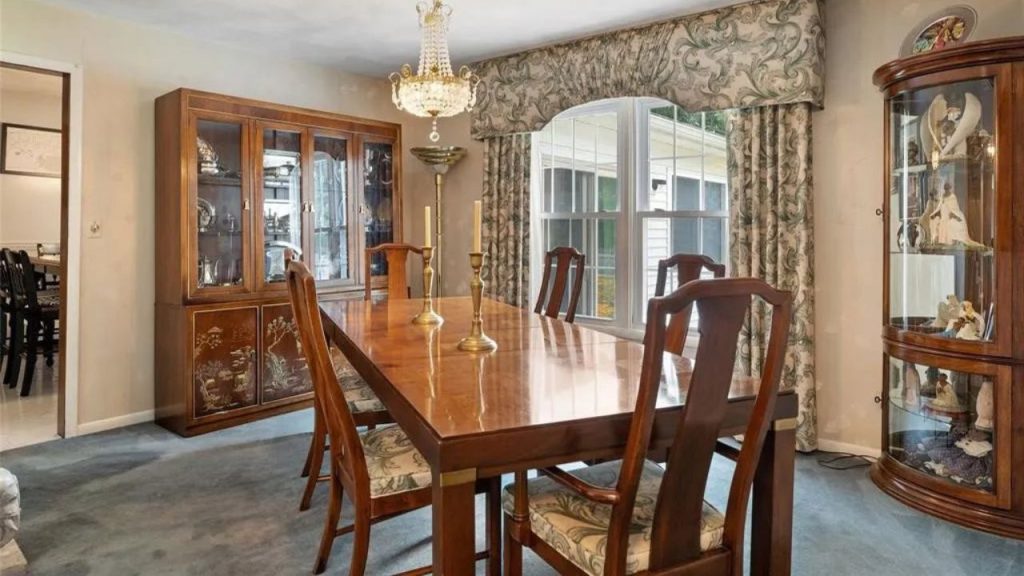 Charming and Elegant Dining Space