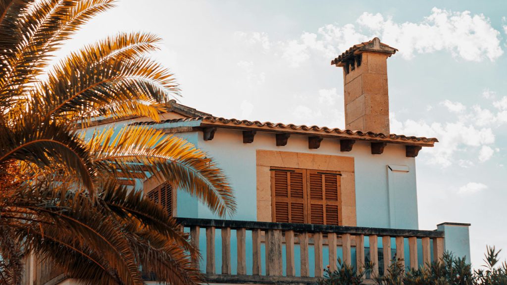 Charming Mediterranean House with Palm Tree