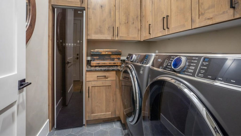 Modern Laundry room