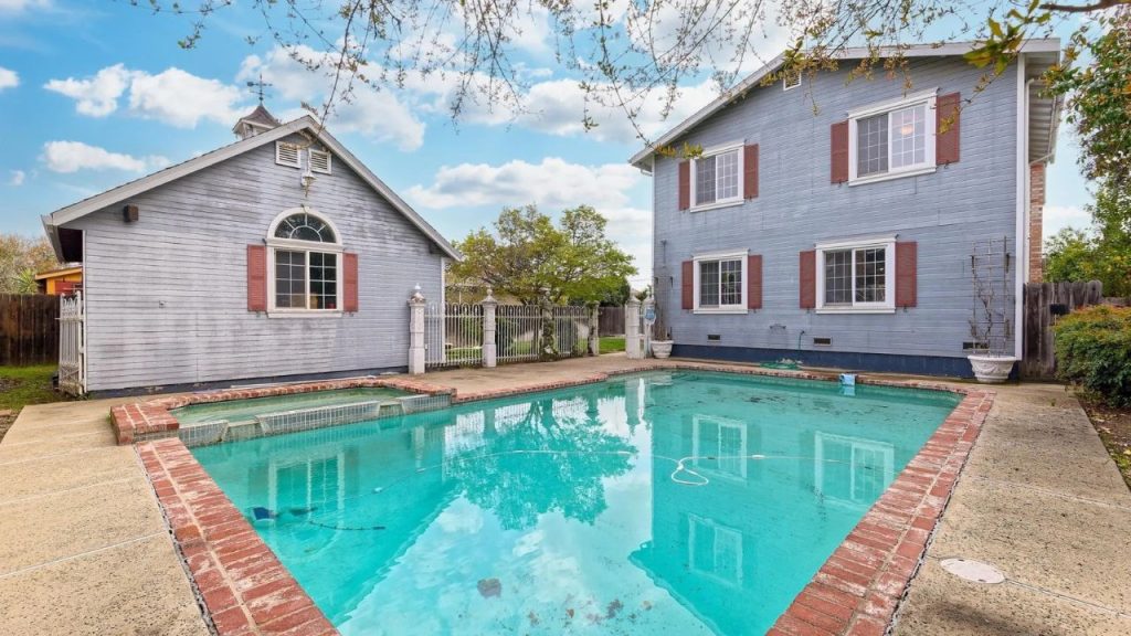 Spacious Poolside Retreat