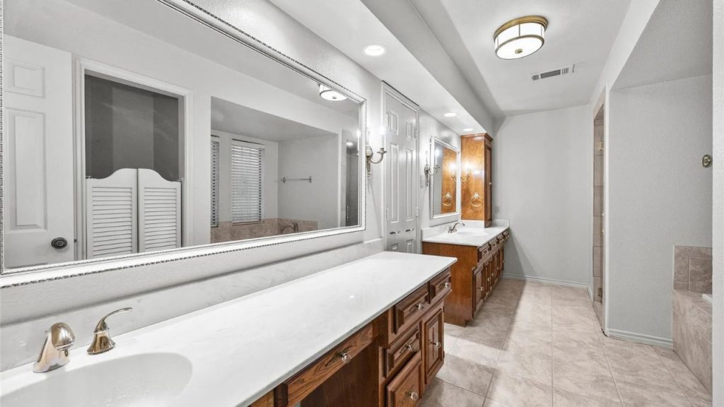 Spacious En Suite Bathroom