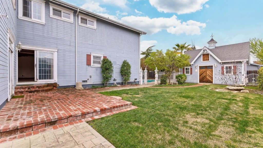 Charming Lawn with Rustic Appeal