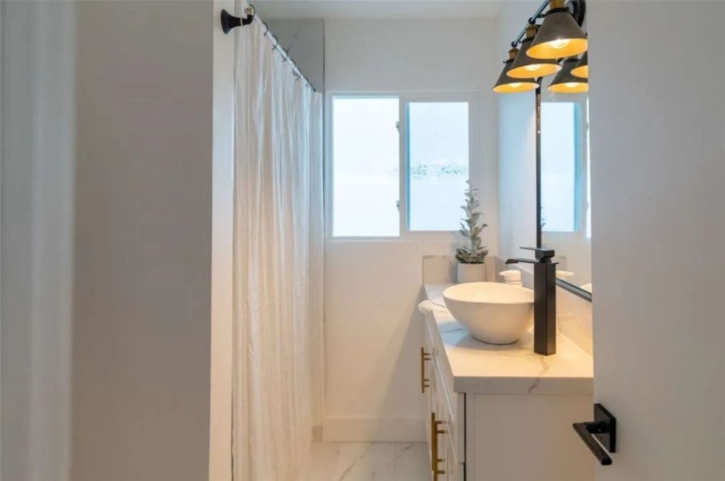 Modern and Sleek Bathroom
