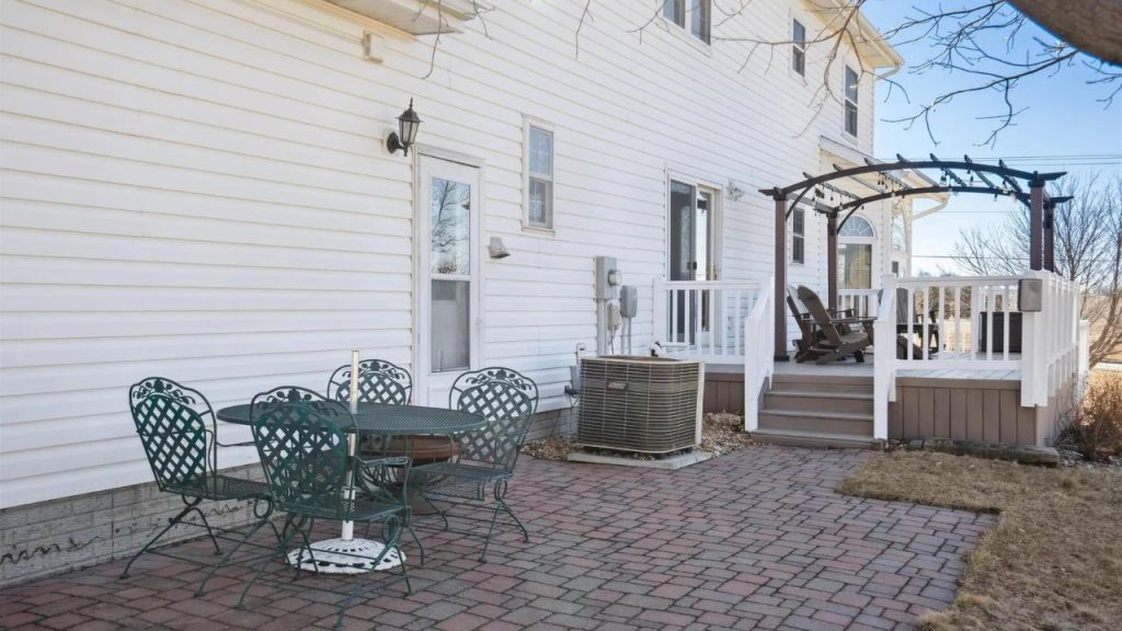 Spacious Patio with Pergola