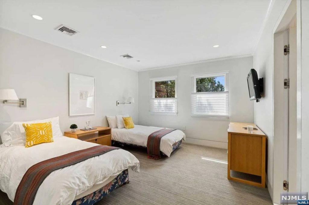 Bright and Cozy Twin Bedroom