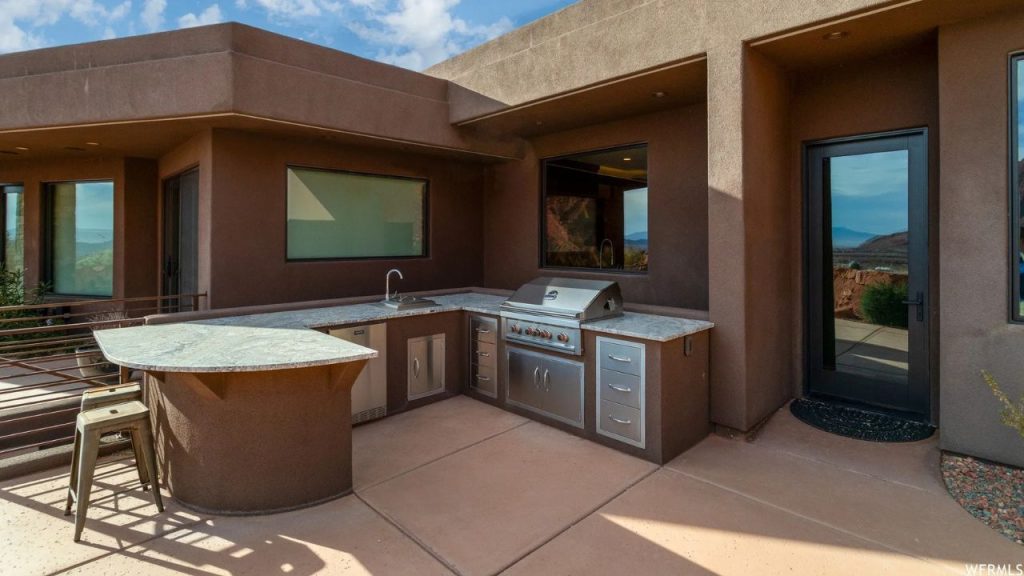 Luxury Outdoor Kitchen