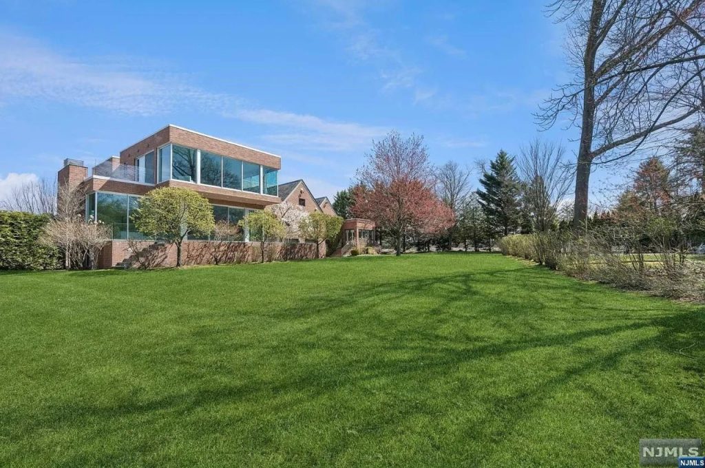 Spacious and Serene Lawn