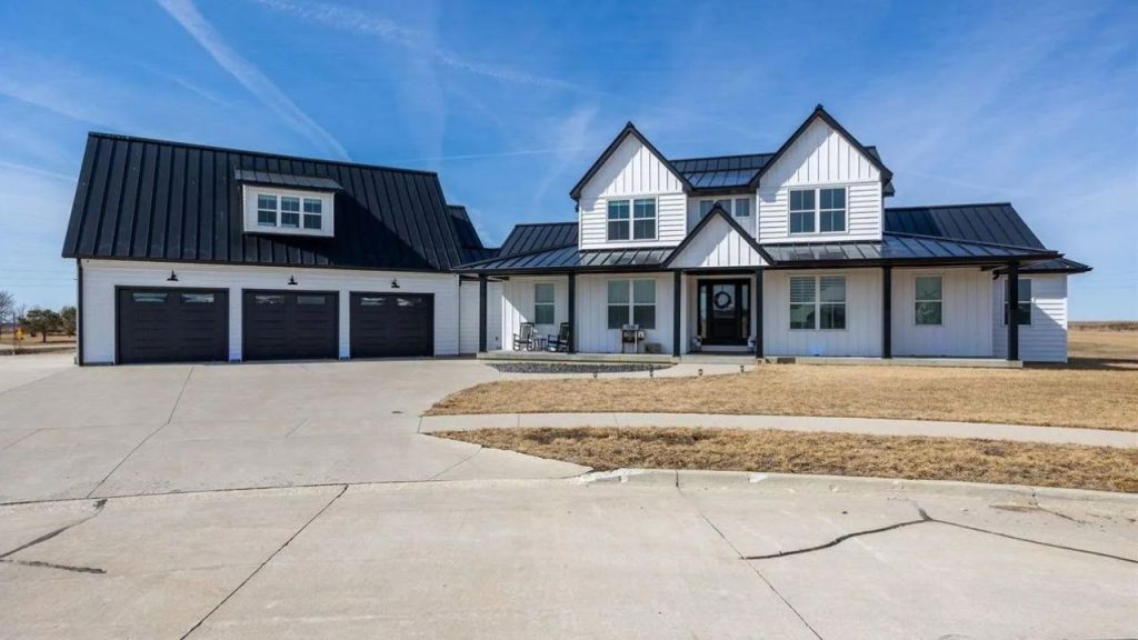 4 Bedroom Home in Urbana, IA – $900,000