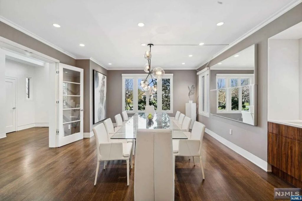 Modern Elegant Dining Room