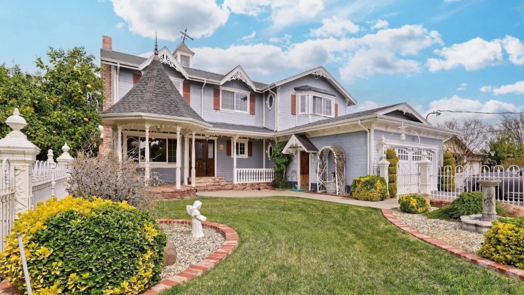 Charming Victorian Elegance A Beautiful Landscape