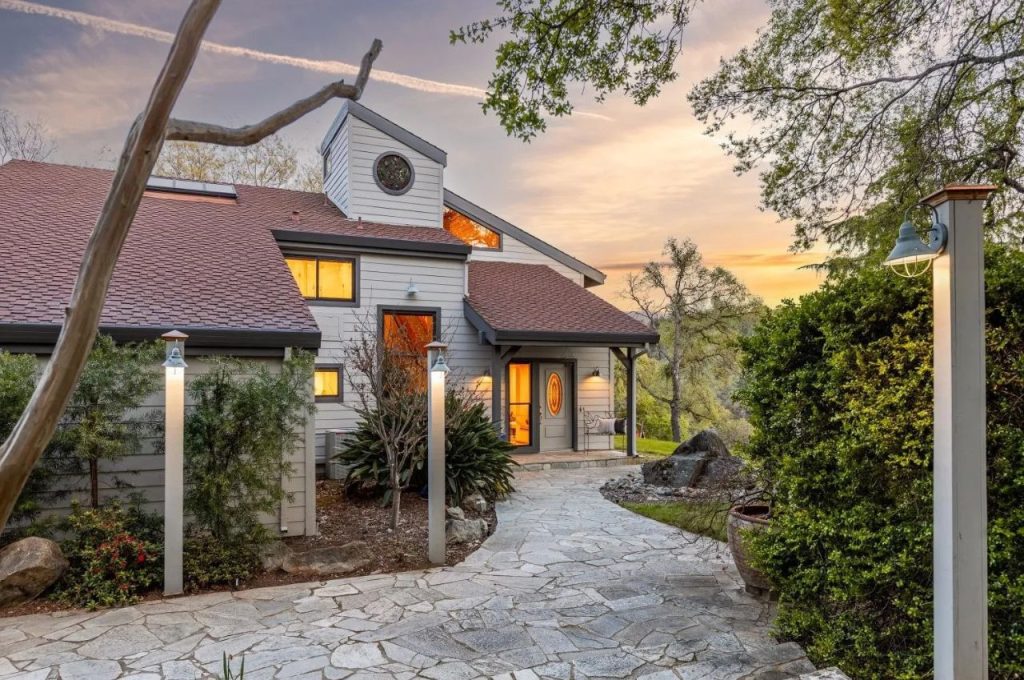 Charming Contemporary Farmhouse