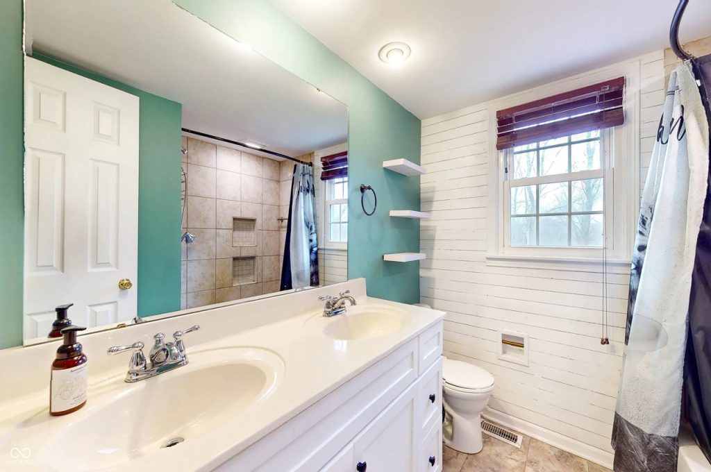 Stylish Farmhouse-Inspired Bathroom