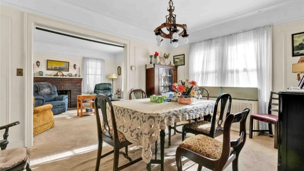 Elegant and Inviting Dining Space