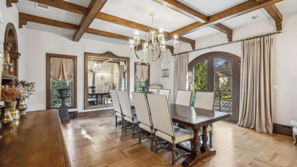 Banquet Dining with Charm