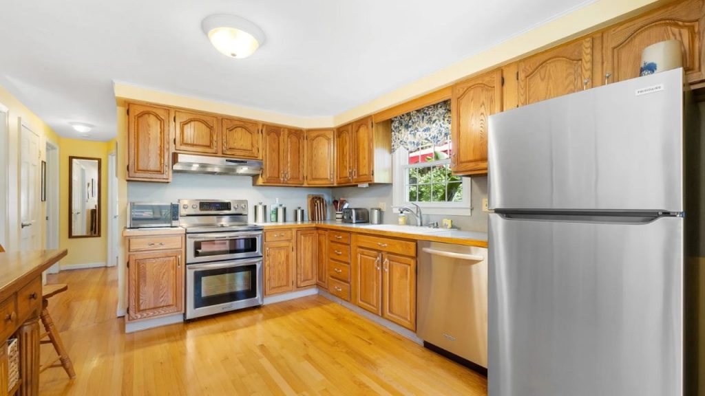 Bright and Spacious Kitchen