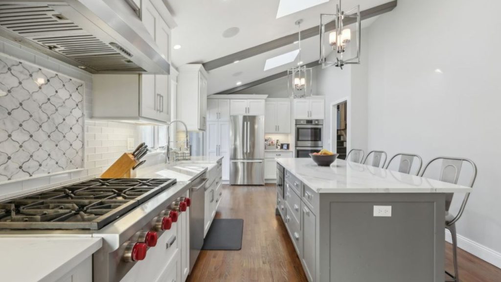 Sleek and Spacious Modern Kitchen