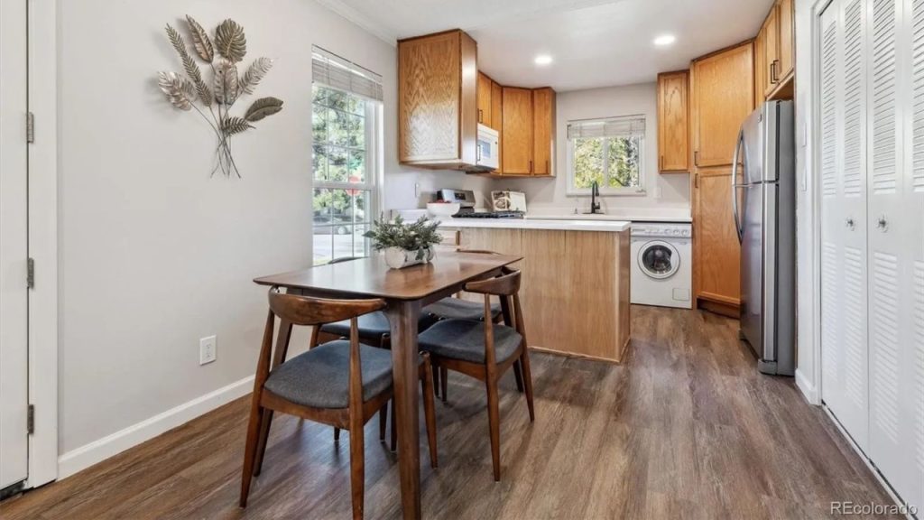 Cozy and Elegant Dining Space