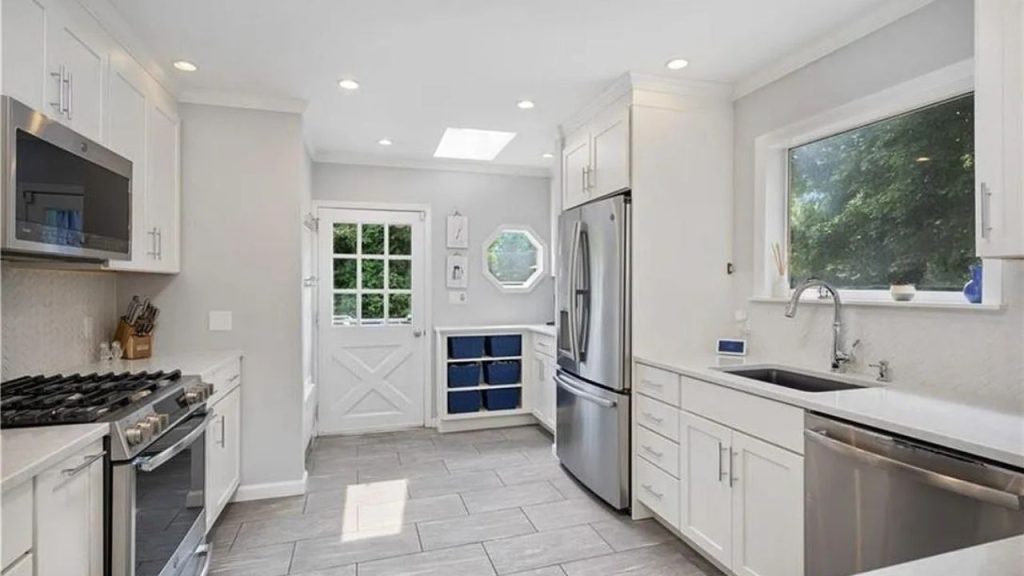 Bright And Modern Chef’s Kitchen