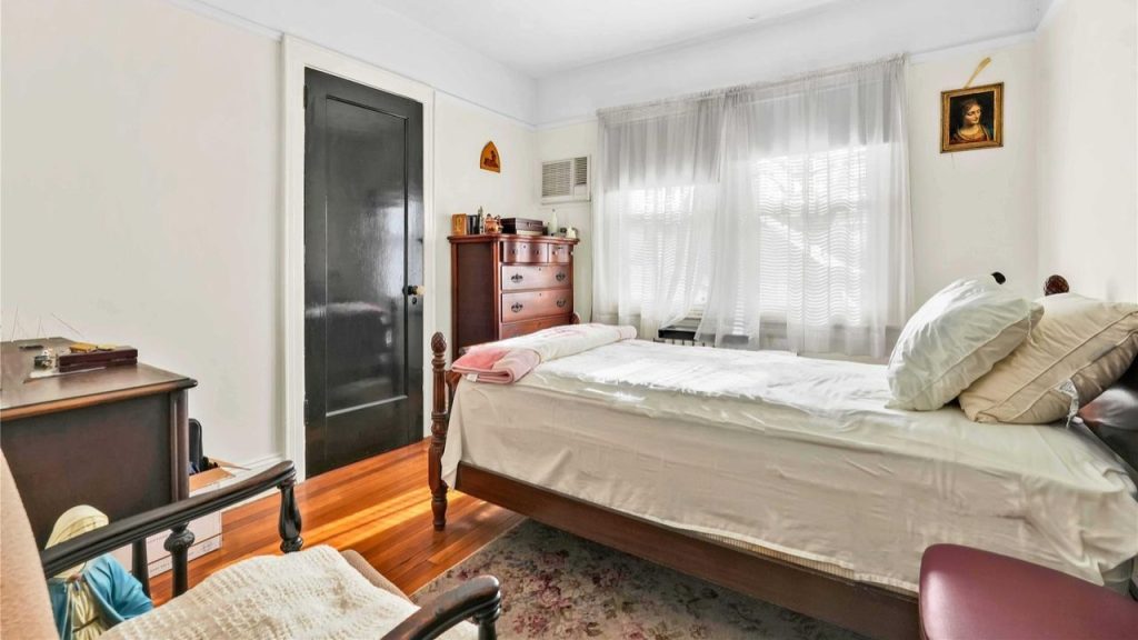 Charming and Elegant Vintage Bedroom