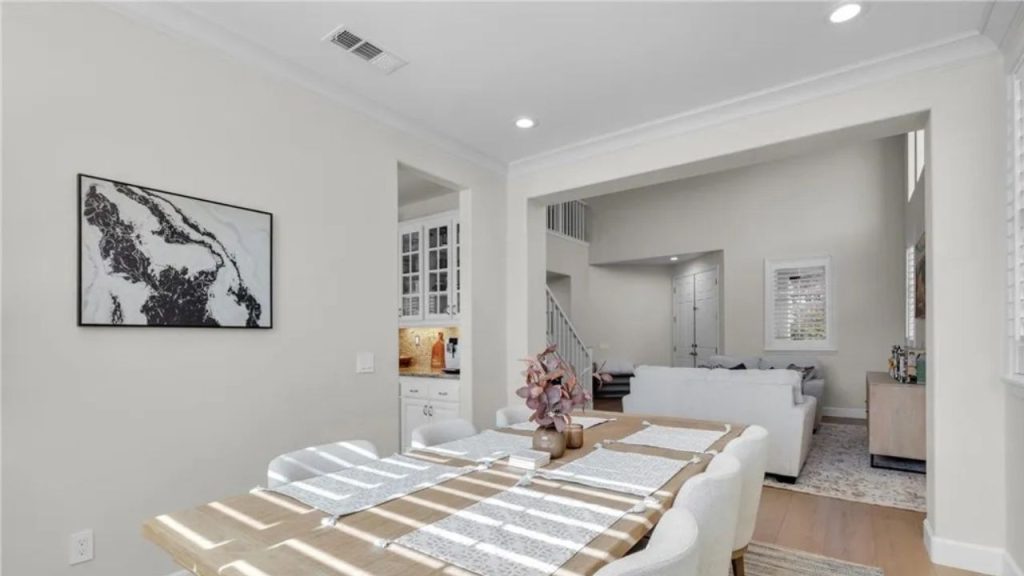 Seamless Dining and Living Connection