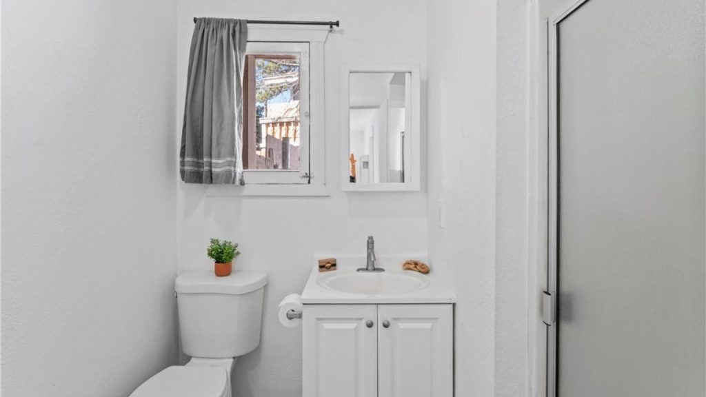 Bright and Stylish Minimalist Bathroom