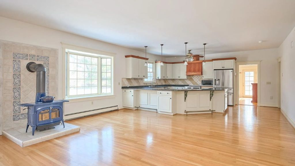Spacious and Cozy living room